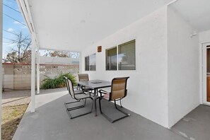 Outdoor dining - 3 bedroom house with AC in Albuquerque near airport, 5 minutes off I-40 &I-25 (Albuquerque)