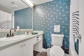 Towels, soap, shampoo, toilet paper - Orlando Studio Near Universal with Pools ,Balcony Resort Ameneties (Orlando)