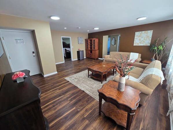 Interior - Serene 3-bedroom apartment on the corner of Wauwatosa and Brookfield (Wauwatosa)
