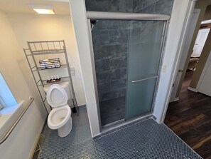Hair dryer, bidet, towels, soap - Serene 3-bedroom apartment on the corner of Wauwatosa and Brookfield (Wauwatosa)