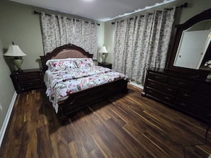 Iron/ironing board, WiFi, bed sheets - Serene 3-bedroom apartment on the corner of Wauwatosa and Brookfield (Wauwatosa)