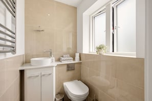 Dusche, Handtücher, Seife, Toilettenpapier