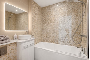 Douche, serviettes fournies, savon, papier toilette