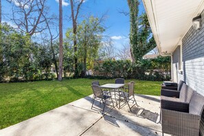 Outdoor dining - Stylish & Bright CLT Retreat - Near NoDa & Uptown on VRBO (Charlotte)