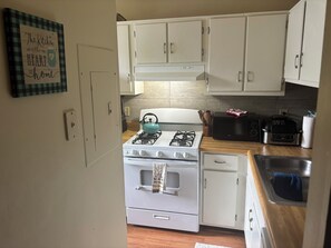 Private kitchen - Charming 2-bedroom townhome with AC in Lithonia (Lithonia)