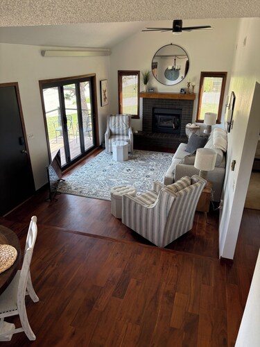 Beautiful Home W/Guest Home, sleeps 13 Bike Garage