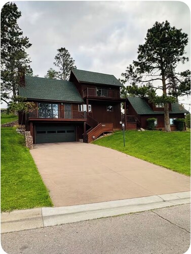 Beautiful Home W/Guest Home, sleeps 13 Bike Garage