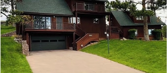 Beautiful Home W/Guest Home, sleeps 13 Bike Garage