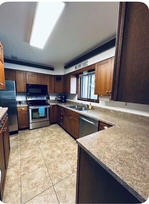 Private kitchen - Beautiful Home W/Guest Home, sleeps 13 Bike Garage (Rapid City)
