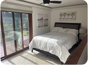 6 bedrooms, iron/ironing board, WiFi, bed sheets - Beautiful Home W/Guest Home, sleeps 13 Bike Garage (Rapid City)