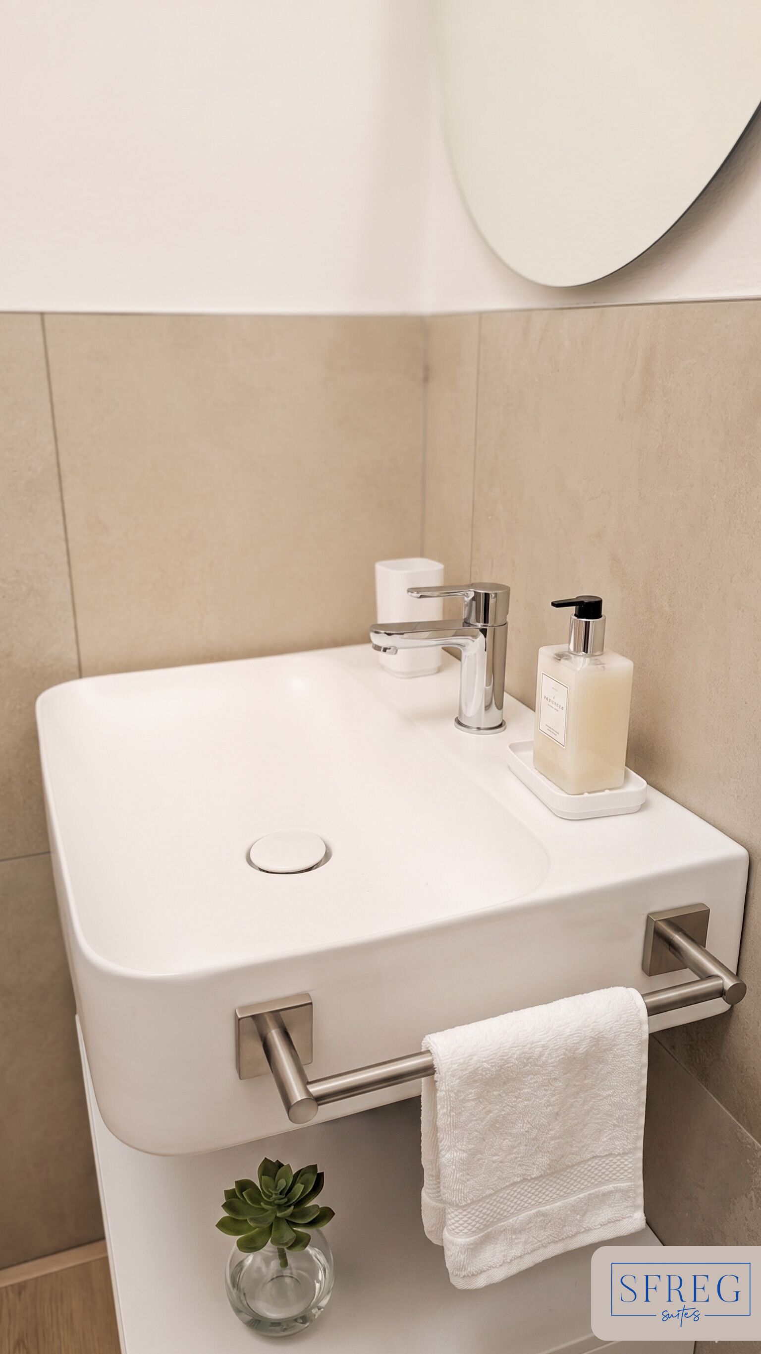 Deluxe Double or Twin Room | Bathroom | Shower, hair dryer, towels