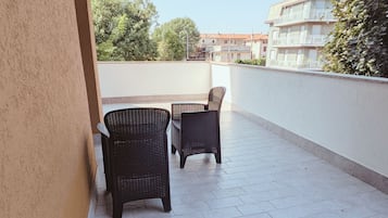 Deluxe-Doppel- oder -Zweibettzimmer, Nichtraucher, eigenes Bad | Terrasse/Patio