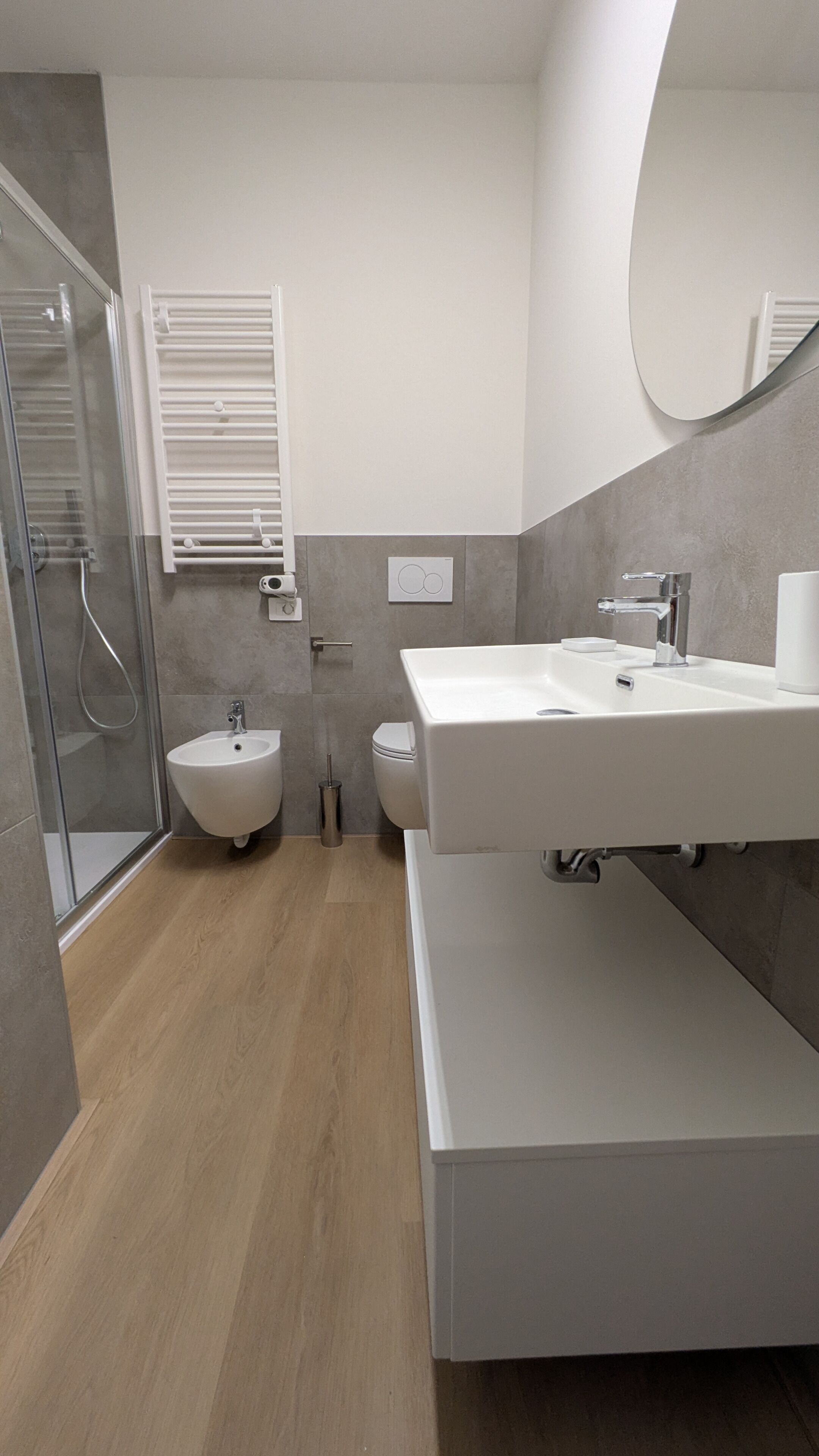 Deluxe-Doppel- oder -Zweibettzimmer | Badezimmer | Dusche, Haartrockner, Handtücher