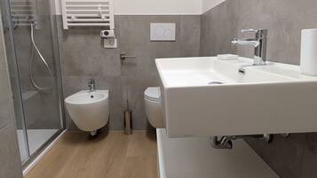 Deluxe-Doppel- oder -Zweibettzimmer | Badezimmer | Dusche, Haartrockner, Handtücher