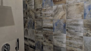 Deluxe-Doppel- oder -Zweibettzimmer, Nichtraucher, eigenes Bad | Badezimmer