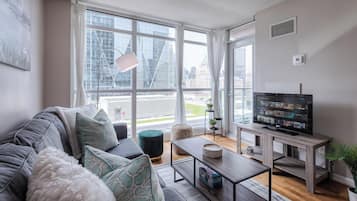 Svit Classic - 1 queensize-säng med bäddsoffa - privat badrum | Vardagsrum | 50-tums smart-tv med digitalkanaler