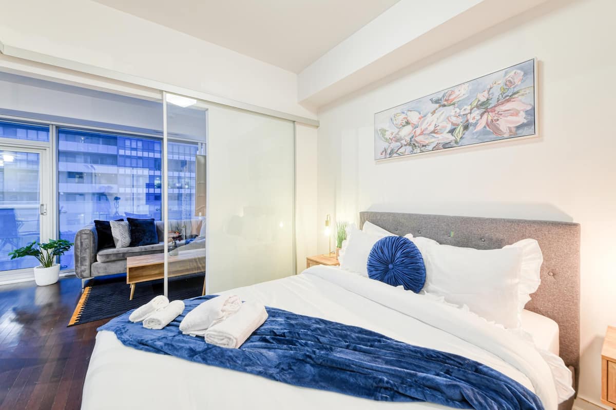Economy Suite, 1 Queen Bed, Private Bathroom