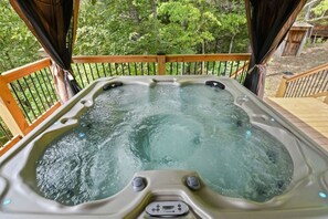 Outdoor spa tub - Rustic Hideaway | Hot Tub • Fire Pit • Game Room (Sevierville)