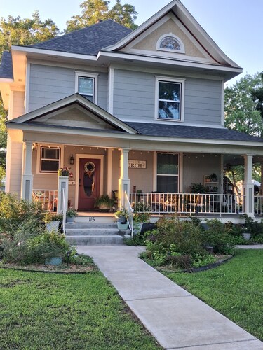 3BR 2BA Upstairs Suite with Living Room
