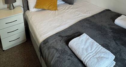 House Sleeps 22 With Wifi