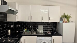 Fridge, microwave, oven, stovetop - House Sleeps 22 With Wifi (London)