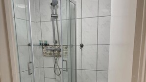 Combined shower/bathtub, deep-soaking bathtub, hair dryer, towels - House Sleeps 22 With Wifi (London)