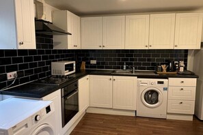 Fridge, microwave, oven - House Sleeps 22 With Wifi (London)