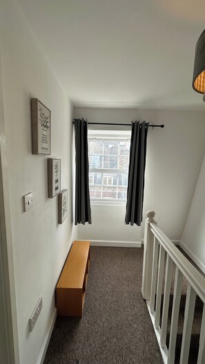 Interior - House Sleeps 22 With Wifi (London)