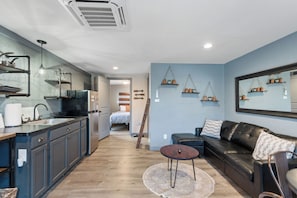 Living area - Cozy 1 BR Guesthouse - Graystone Retreat (Prescott)