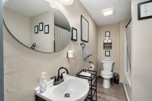 Bathroom - Cozy 1 BR Guesthouse - Graystone Retreat (Prescott)