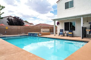 Outdoor pool - 3-bedroom house in brilliant Albuquerque with cool AC breeze (Albuquerque)