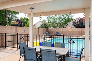 Outdoor dining - 3-bedroom house in brilliant Albuquerque with cool AC breeze (Albuquerque)