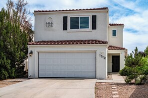 Exterior - 3-bedroom house in brilliant Albuquerque with cool AC breeze (Albuquerque)