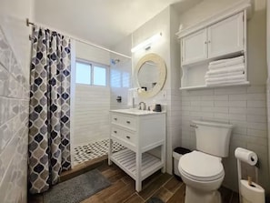Shower, hair dryer, towels, soap - Full house add Spacious 4-bedroom house in El Paso with AC (El Paso)
