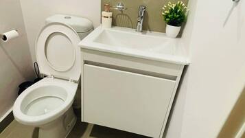 Douche, serviettes fournies, savon, papier toilette