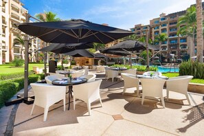 Outdoor dining - Luxury Ocean Front Suite (Nuevo Nayarit)