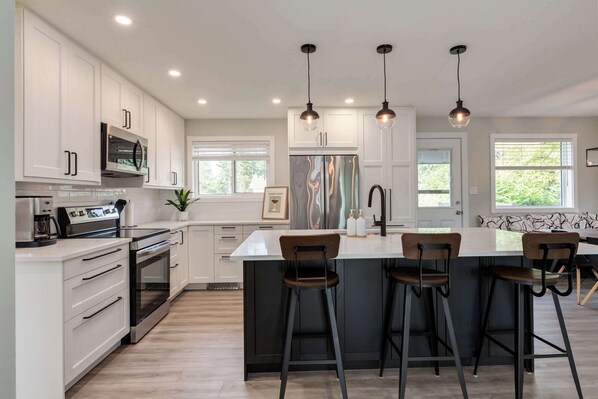 Coffee/tea maker, fridge, microwave, oven - Local Coffee,75 min Banff, New Reno New Everything (Calgary)