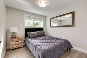 Iron/ironing board, travel crib, WiFi, bed sheets - Local Coffee,75 min Banff, New Reno New Everything (Calgary)
