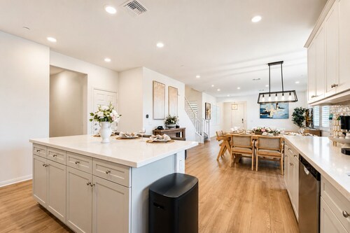 Modern 7BR/9 Beds/3 TVs/Near Airport/Sports/Tesla