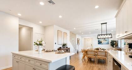 Modern 7BR/9 Beds/3 TVs/Near Airport/Sports/Tesla