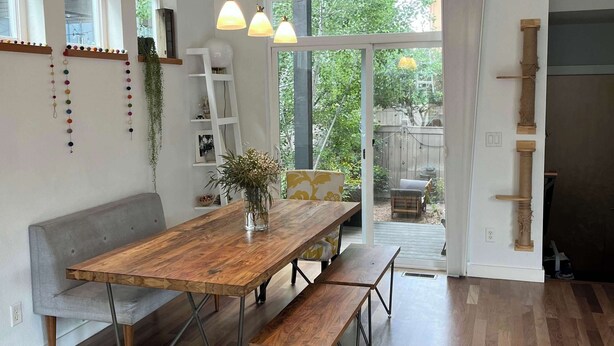 A modern kitchen with a wooden dining table, bench seating, pendant lights, and a view to the outdoors. - Beautiful pet-friendly, 4-bedroom, 3.5 bath house in North Boulder (Boulder)