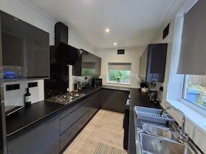 Private kitchen - Stylish City Stay - Ingram Road Sheffield (Sheffield)