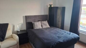 4 bedrooms, iron/ironing board, WiFi, bed sheets