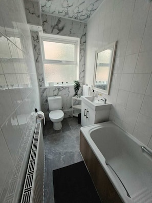 Bathroom - Stylish City Stay - Ingram Road Sheffield (Sheffield)