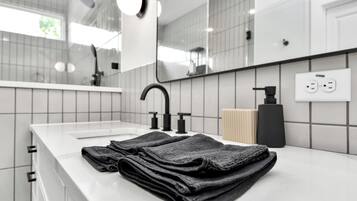 Een haardroger, handdoeken, zeep, toiletpapier