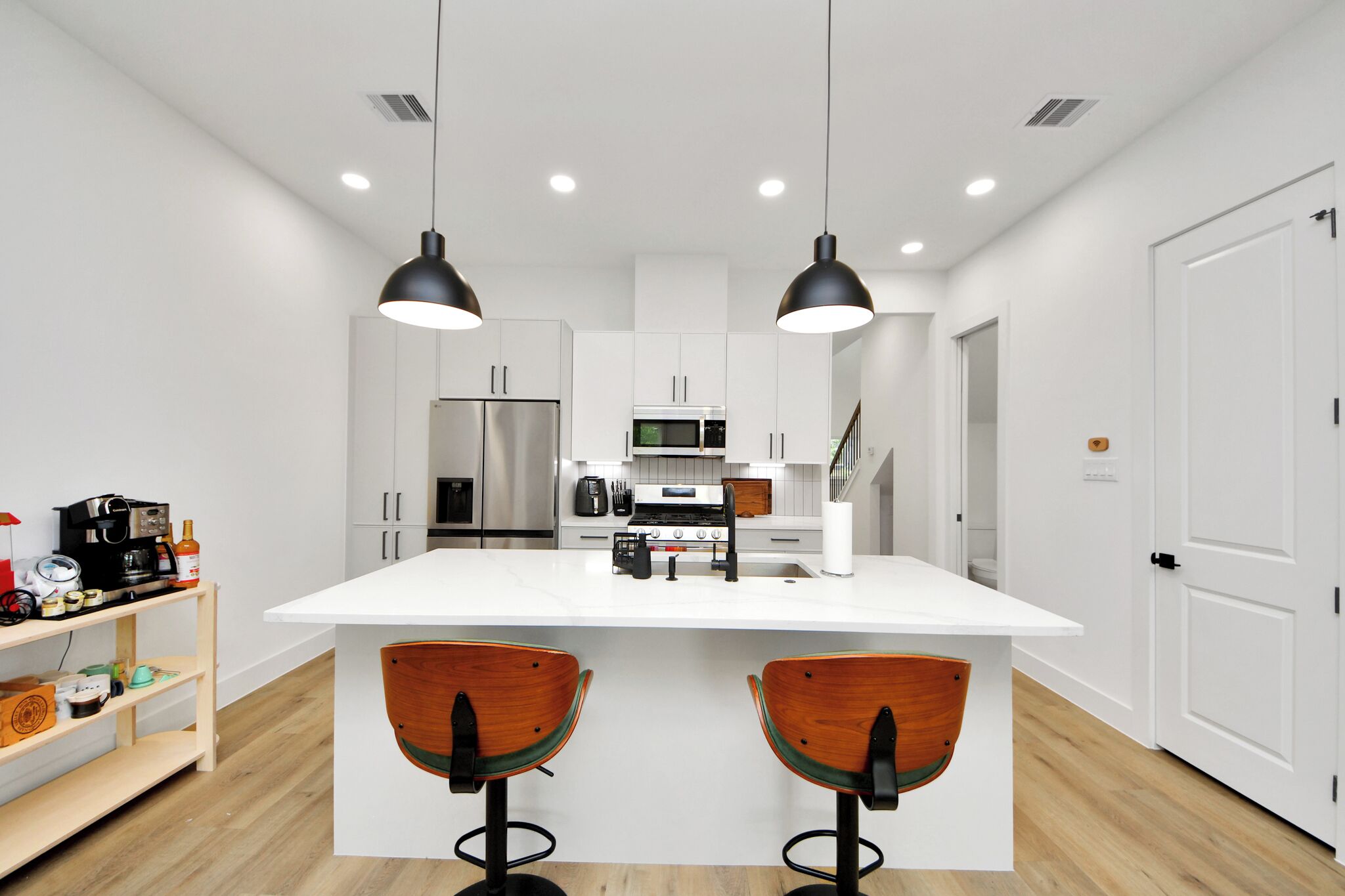 Geladeira, micro-ondas, cooktop, lava-louças