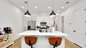 Geladeira, micro-ondas, cooktop, lava-louças
