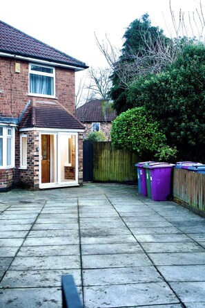 Exterior - The Bank - Real Liverpool Living - 3 Beds, Garden & Free Parking (Liverpool)