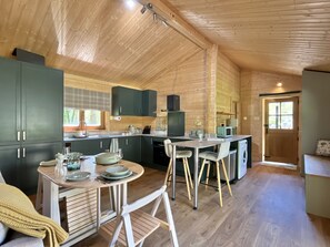 Wasserkocher mit Kaffee-/Teezubehör, Kühlschrank, Mikrowelle, Ofen