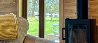 Taylors Copse Cabin by inspirestays-com - a cottage that sleeps 2 guests in 1 bedroom